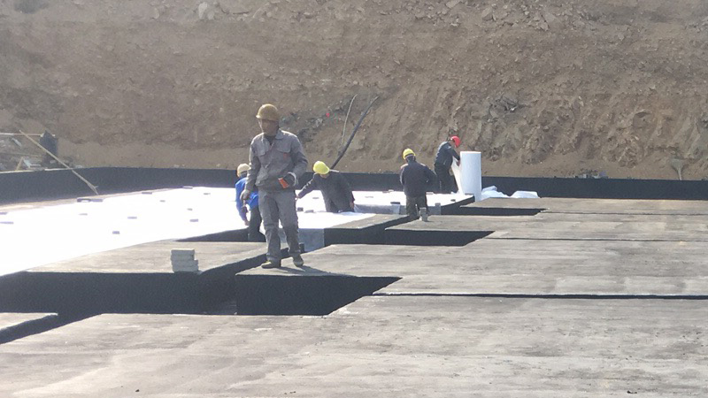 上海某工地地基喷涂速凝防水涂料施工现场